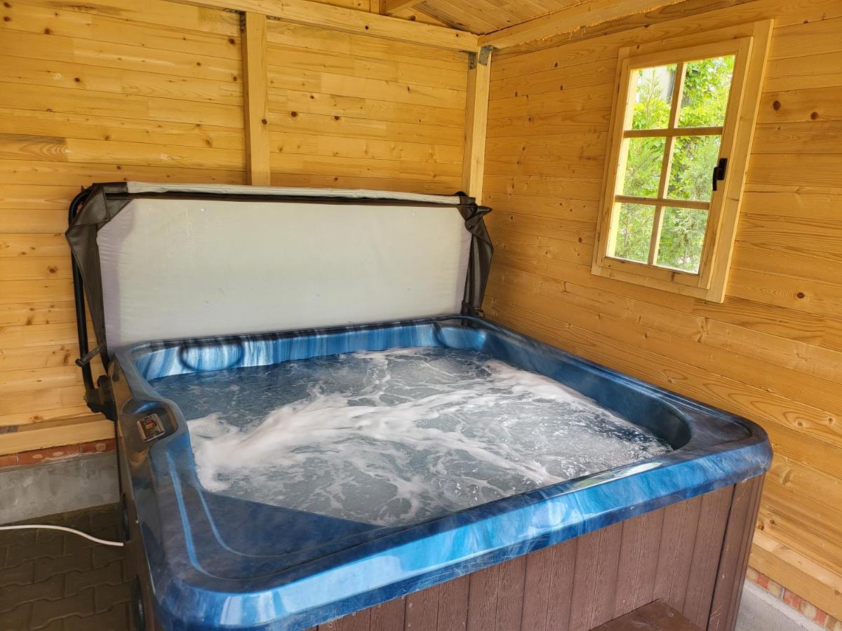 Casa Elis Piscina, Jacuzzy , Sauna, Ciubar Merei Bagian luar foto